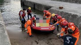 新北金山區水尾漁港傳有浮屍，警方仍在調查其身分。（圖／翻攝記者新聞網）