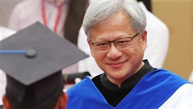 台大畢業典禮　黃仁勳出席致詞（3）國立台灣大學27日舉辦畢業典禮，身價逾新台幣1兆元、有「AI教父」之稱的的輝達（NVIDIA）執行長黃仁勳（前右）出席致詞，並頒發學位證書給畢業生。中央社記者張新偉攝  112年5月27日