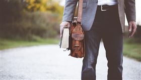 老師,西裝（示意圖／翻攝自Pixabay）