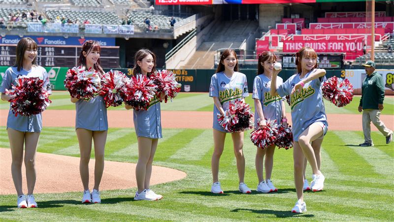樂天女孩運動家台灣日　林襄開球大暴投！
