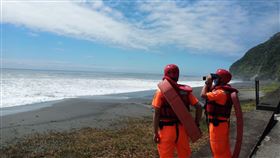情人灣踏浪遭浪捲走  男游上岸女失蹤海巡搜救張姓男子28日上午8時許與年約18歲女網友一同前往南方澳內埤海灘（情人灣）踏浪，一陣大浪打來將2人捲入海中，張男自行游上岸求救，女子則下落不明，海巡人員現正展開搜救。（讀者提供）中央社記者王朝鈺傳真  112年5月28日