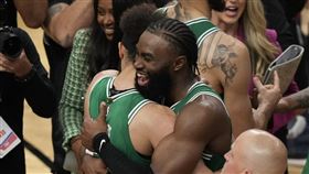 塞爾提克布朗賽後興奮擁抱絕殺熱火的英雄懷特。 （圖／翻攝自塞爾提克推特）