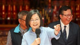 蔡總統出席木柵忠順廟祝壽大典（2）總統蔡英文（前）28日上午出席木柵忠順廟保儀大夫公1266週年聖誕千秋祝壽大典，並發表談話。中央社記者鄭清元攝  112年5月28日