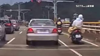 不滿靠太近！騎士狂叭怒敲車頂　遭攔圍毆