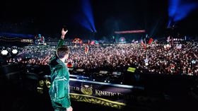 DJ Zedd近日在電音雛菊嘉年華發生了令人驚喜的突發狀況。（圖／翻攝自DJ Zedd推特）