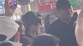 劉亦菲現身機場，遭粉絲圍繞猛拍。（圖／翻攝自小紅書）