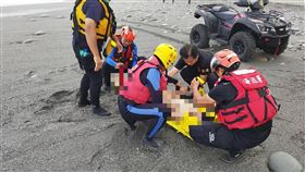 2童花蓮海邊戲水遇大浪  1人命危（2）3名國小男童28日赴花蓮新城加灣海邊戲水，其中1人先遭大浪捲走，另1人企圖營救，2人雙雙落海載浮載沉，警消及海巡隨後獲報趕往救援，1童順利被救起，但另名男童在三棧溪出海口被發現時已無呼吸心跳，緊急送醫搶救。（海巡署東部分署提供）中央社記者李先鳳傳真  112年5月28日