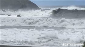 宜蘭情人灣一名遊客被大浪捲入海中/長浪/風浪(翻攝畫面)