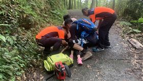 台南2女童登山遭掉落枯木擊中頭部台南市2名女童28日跟隨父母親前往大凍山登山，返程途中意外遭上方掉落枯木擊中頭部，消防局獲報趕往救援，緊急將受傷女童送醫治療。（讀者提供）中央社記者楊思瑞台南傳真  112年5月28日