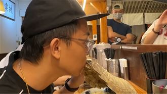 酷炫嗑「大王具足蟲拉麵」真實口感反差大