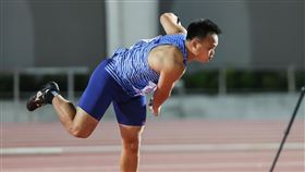 台灣田徑公開賽　鄭兆村標槍奪金（2）台灣國際田徑公開賽28日晚間在板橋體育場進行男子標槍決賽，「黃金右臂」鄭兆村代表亞運培訓隊出賽，繳出75公尺26的成績順利摘金。中央社記者裴禛攝  112年5月28日