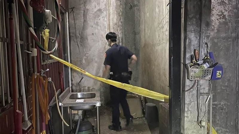獨居翁家飄噁臭…警破門驚他躺床腐爛發黑