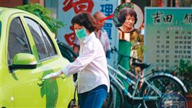 趙璟熒長期住在議員研究室引起地方議論。4月11日下午4點本刊直擊她開著March外出購物，畫面可看出她很注重保養。