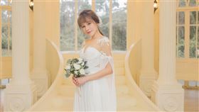 陳曼青在社群網站PO出穿婚紗的照片，讓粉絲相當好奇。（圖／翻攝自陳曼青臉書）