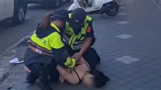 辣妹遭「北半球」炸出　長腿踹警畫面曝光