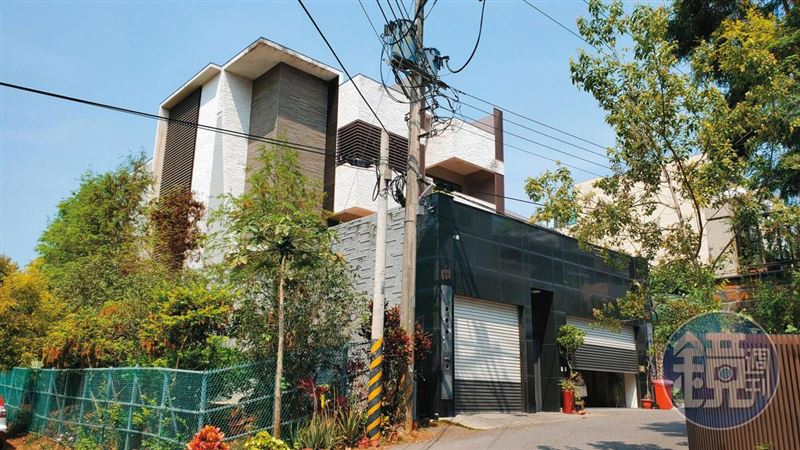 寄生議會遭揭露　女急返千萬豪宅避風頭