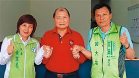 已故嘉義市10連霸議員黃正男（中）的趙姓女密友長期借用議會會館達20年惹議，檢調將追查是否涉及不法。圖中黃露慧（左）及黃大祐（右）為黃正男的兒女，為現任嘉義市議員。（翻攝黃露慧臉書）