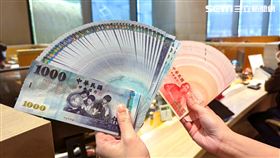 台幣 新台幣 千元 百元 薪水 鈔票 財運 錢 紙鈔　領錢　數鈔,點鈔,發大財,賺錢,算錢,現金 （圖／記者戴玉翔攝影）