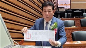 女消防員裸身被看光  議員黃浴沂發言引爭議宜蘭縣消防局1名女消防員洗澡後裸身走出浴室，被闖入寢室的男同事看見，身心受創，國民黨宜蘭縣議員黃浴沂25日表示「為何不鎖門，是要引誘人家去看嗎？」，引發議論。圖為黃浴沂111年12月25日於議會議長選舉時投票。中央社記者沈如峰宜蘭縣攝  112年5月26日