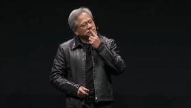 黃仁勳演講時向AI說「臭豆腐」是夜市最棒的美食，不忘搞笑提及前陣子去夜市被拍到的事。（圖／貿協提供）