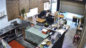 4歲兒，躺著吃糖果，噎到，義消老爸，哈姆立克法，救命(圖／翻攝畫面)