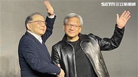 輝達創辦人黃仁勳、聯發科執行長蔡力行宣布合作計畫。（圖／記者王翊綺攝影）
