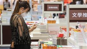 2022台北國際書展落實防疫（1）2022台北國際書展2日上午在台北世貿一館開幕，民眾前來逛展看書也落實防疫，口罩戴緊緊。中央社記者鄭清元攝  111年6月2日