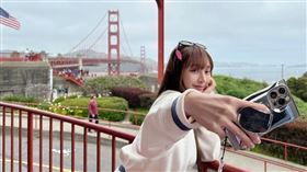 ▲樂天女孩林襄和舊金山金門大橋合影。（圖／樂天桃猿球團提供）