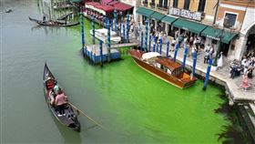 威尼斯，運河，水被染成詭異螢光綠（圖／美聯社／達志影像）