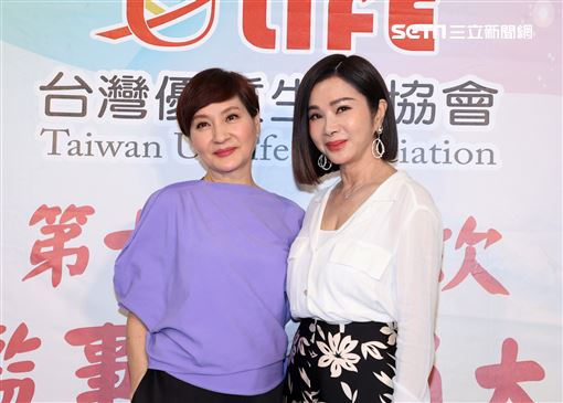 台灣優質生命協會陳美鳳、方芳芳新卸任理事長交接。（圖/記者邱榮吉攝影）