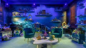訂房網站特別打造的限定版海底別墅入住體驗，分別以《小美人魚》不同角色為主題加以裝潢，這是愛莉兒。（圖／Booking.com提供）