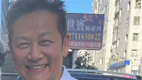 徐乃麟（右）捕獲野生張菲。（圖／翻攝自臉書）