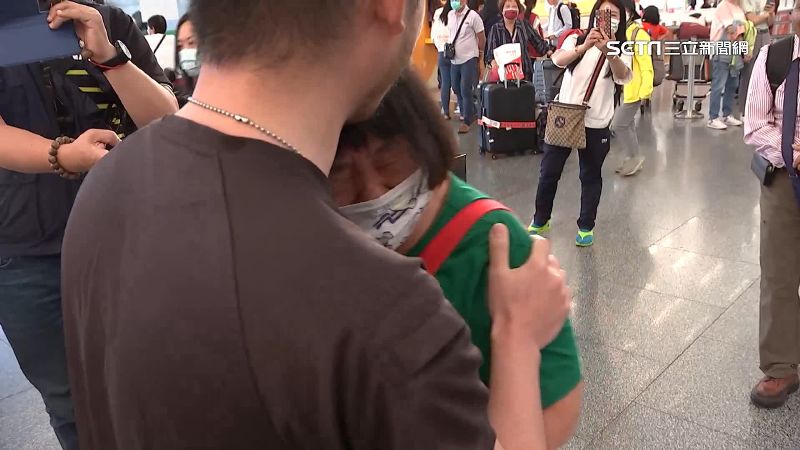 獨／台烏國志願軍2腳趾截肢　返台淚抱母