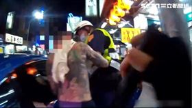 天蘆會22歲王姓成員在路邊呼麻，與女友雙雙被警方帶走。（圖／翻攝畫面）