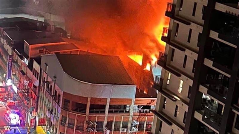 五股公寓頂樓深夜起火狂燃…當地人嚇壞