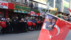 支持艾爾段的土耳其選民土耳其總統決選進入關鍵倒數，競選連任的總統艾爾段26日把握最後機會全力催票，支持者也熱情相挺，提早一小時沿路等待總統車隊。中央社記者鍾佑貞伊斯坦堡攝  112年5月27日