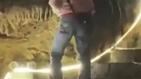 屁孩用磚頭「敲下景區鐘乳石」帶走　家長反嗆：孩子喜歡做個紀念