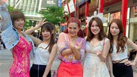 黃子宇（左起）奶瓶、DJ圓圓、嘉恩、Sandy信義區街頭挑戰（圖／17直播提供）