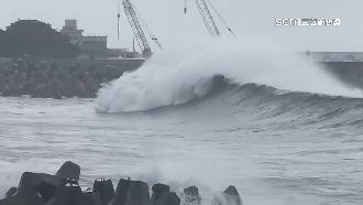 瑪娃逼近！台東沿岸巨浪　民眾冒險觀浪