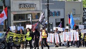 又一華裔議員因批中  遭北京當局鎖定加拿大華裔眾議員關慧貞（Jenny Kwan，前排左3）因對中國持批評立場，已被北京當局鎖定。圖為關慧貞參加27日於溫哥華舉行「六四民主行」紀念活動。中央社記者程愛芬溫哥華攝  112年5月30日