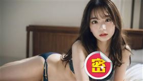 日本出版社雜誌利用AI創造出一位性感女模 - 五月愛。(圖／翻攝自ai_satsuki_ai推特)