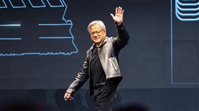 黃仁勳台北國際電腦展演講談AI（2）人工智慧（AI）晶片設計大廠輝達（NVIDIA）執行長黃仁勳29日在台北南港展覽館2館出席台北國際電腦展發表主題演講，向台下聽眾揮手致意。中央社記者裴禛攝  112年5月29日