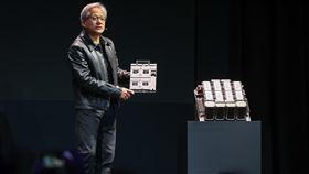 黃仁勳台北國際電腦展演講談AI（1）人工智慧（AI）晶片設計大廠輝達（NVIDIA）執行長黃仁勳29日在台北南港展覽館2館出席台北國際電腦展，發表主題演講大談人工智慧。中央社記者裴禛攝  112年5月29日