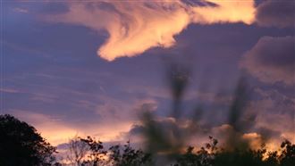 颱風前現「火燒雲、七彩雲」網：仙人下凡