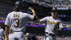 ▲海盜外野手蘇文斯基（Jack Suwinski）單場2轟都打進McCovey Cove。（圖／美聯社／達志影像）