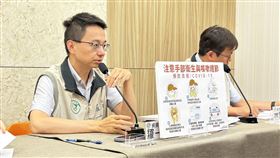 羅一鈞說明新冠疫情，並呼籲這波疫情來勢洶洶，民眾還是接種多一劑疫苗來增強保護力。（圖／記者簡浩正攝影）