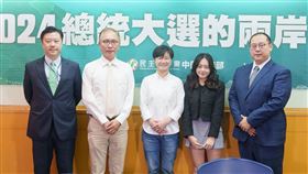 民進黨中國事務部舉行「2024總統大選的兩岸因素」座談會，邀請中央警察大學公共安全系教授董立文、美國聖湯瑪斯大學國際研究講座教授葉耀元與談（圖／民進黨提供）