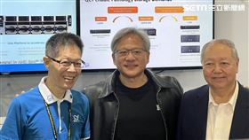 輝達創辦人黃仁勳（圖中）座談會後直衝廣達攤位。（圖／記者王翊綺攝）