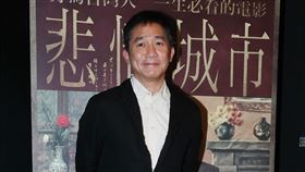 睽違10年梁朝偉情人節帥氣現身台北「悲情城市」首映會親民揮手。（記者邱榮吉/攝影）