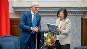 蔡英文總統今（30）日上午接見「亞太堅韌研究基金會訪團」。（圖／總統府提供)